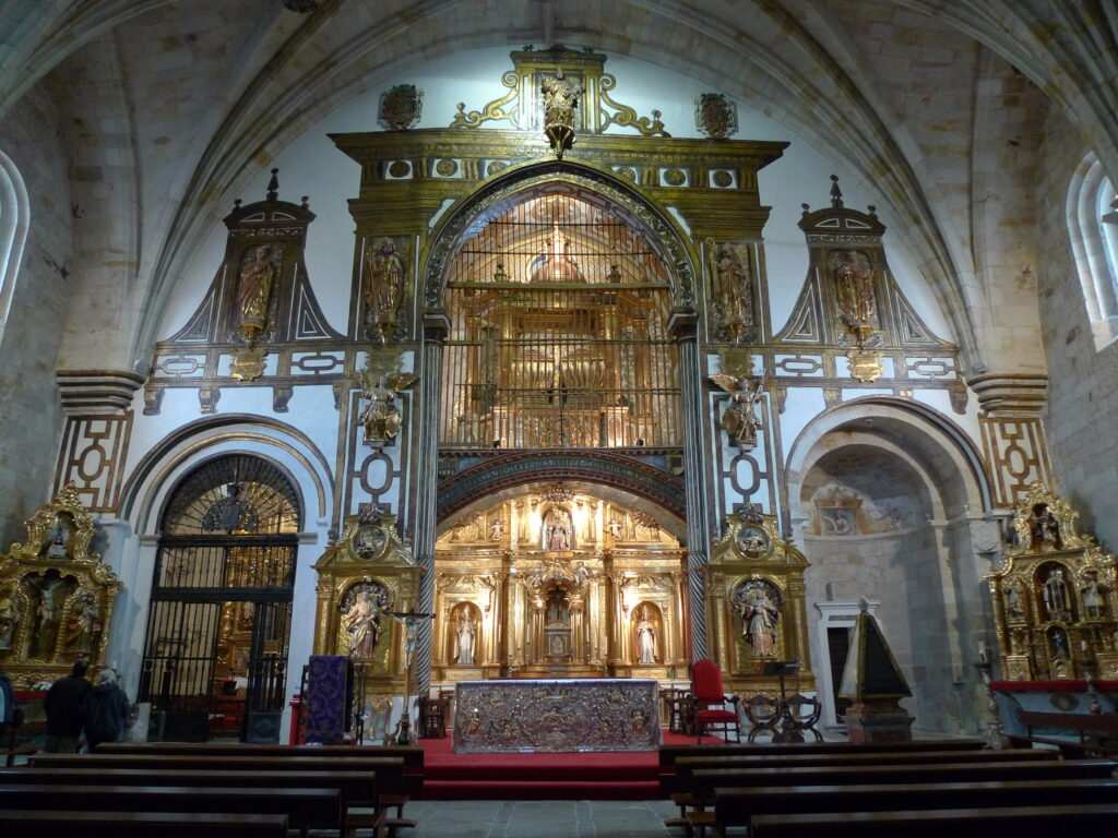 Interior Iglesia San Ildefonso, Zamora, España