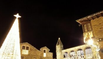 Puebla de Sanabria se ilumina por Navidad.