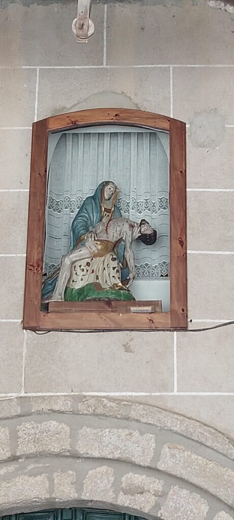 Imagen de la Virgen en el exterior del Santuario de la Carballeda