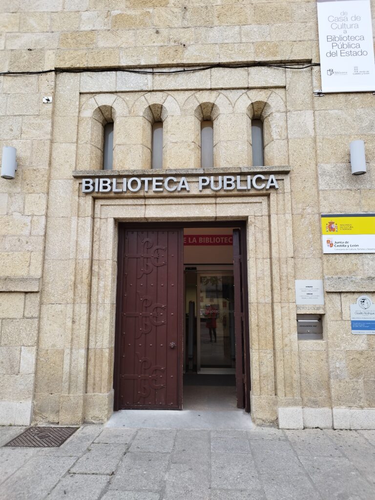 Puerta de acceso a la Biblioteca de Zamora