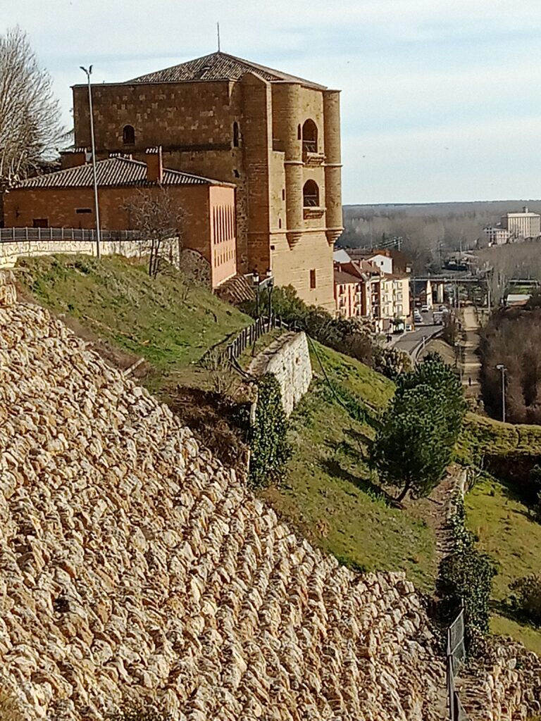 Vista de la Torre del Caracol de Benavente desde el paseo de la Mota