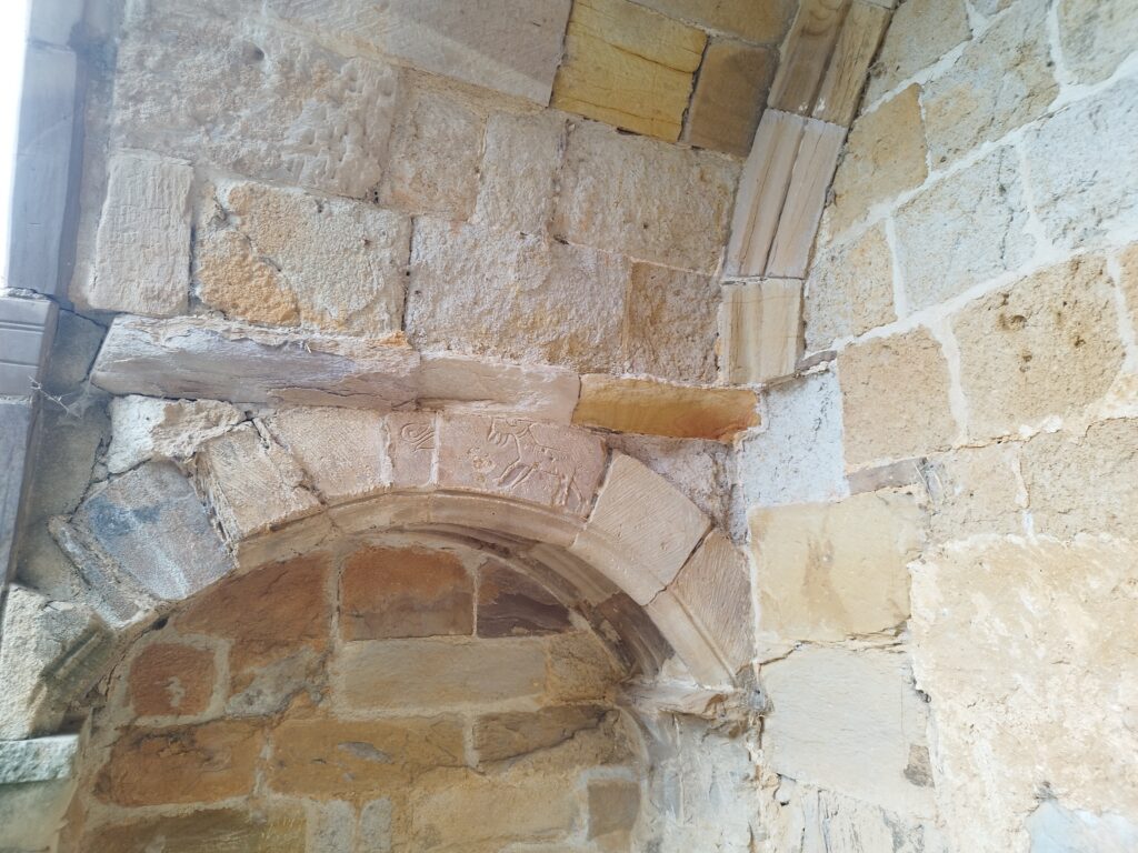 Dibujo de una cabra en el arco del sepulcro funerario del Monasterio de Granja de Moreruela. Posiblemente escudo de los Cabrera
