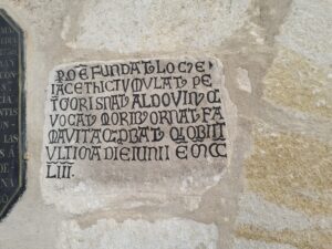 placa fundación iglesia San Frontis imagen del texto de fundación del templo de San Frontis, Zamora