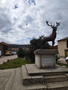 escultura del ciervo en la plaza de Villardeciervos