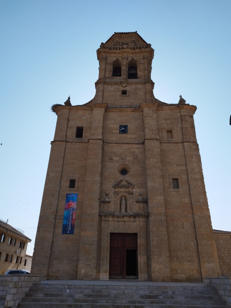 Fachada oeste de la imponente iglesia de Santa María del Castillo
