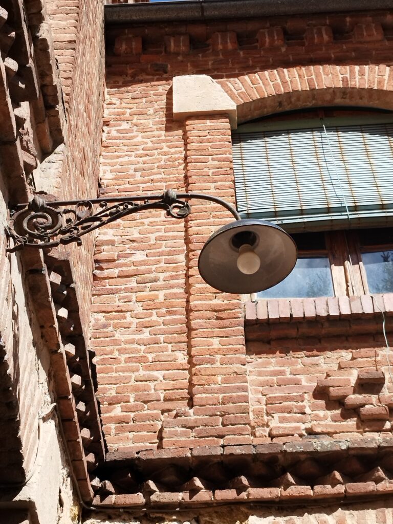 detalle neomudejar en la fachada de la fábrica de harinas Bobo
